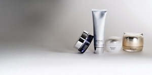 Feuchtigkeitsmasken von SENSAI nebeneinander auf einer weißen Oberfläche vor einem neurtralen Hintergrund